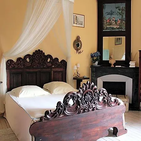 לינה וארוחת בוקר Chateau De Chambiers 4*